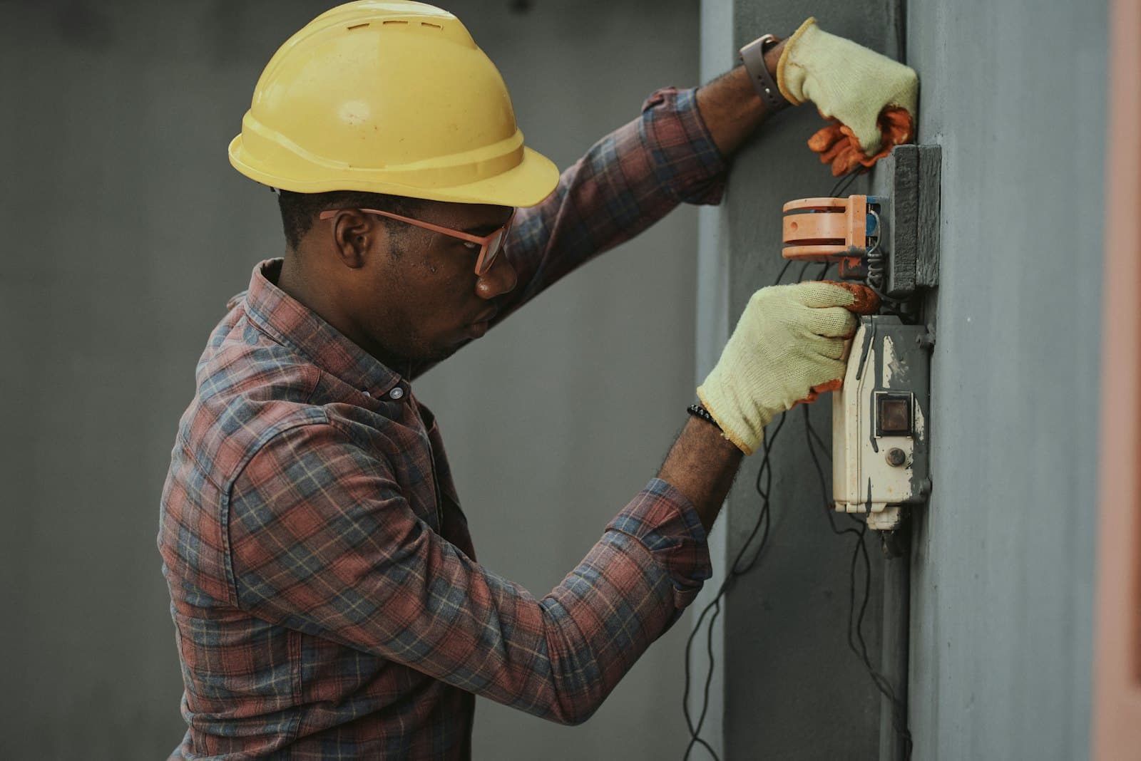 Intervención eléctrica en un cuadro de un centro de trabajo