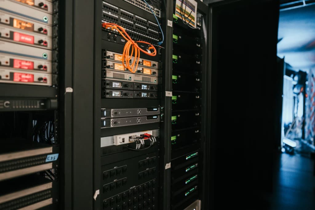 Rack de telecomunicaciones e instalaciones de red en un recinto técnico